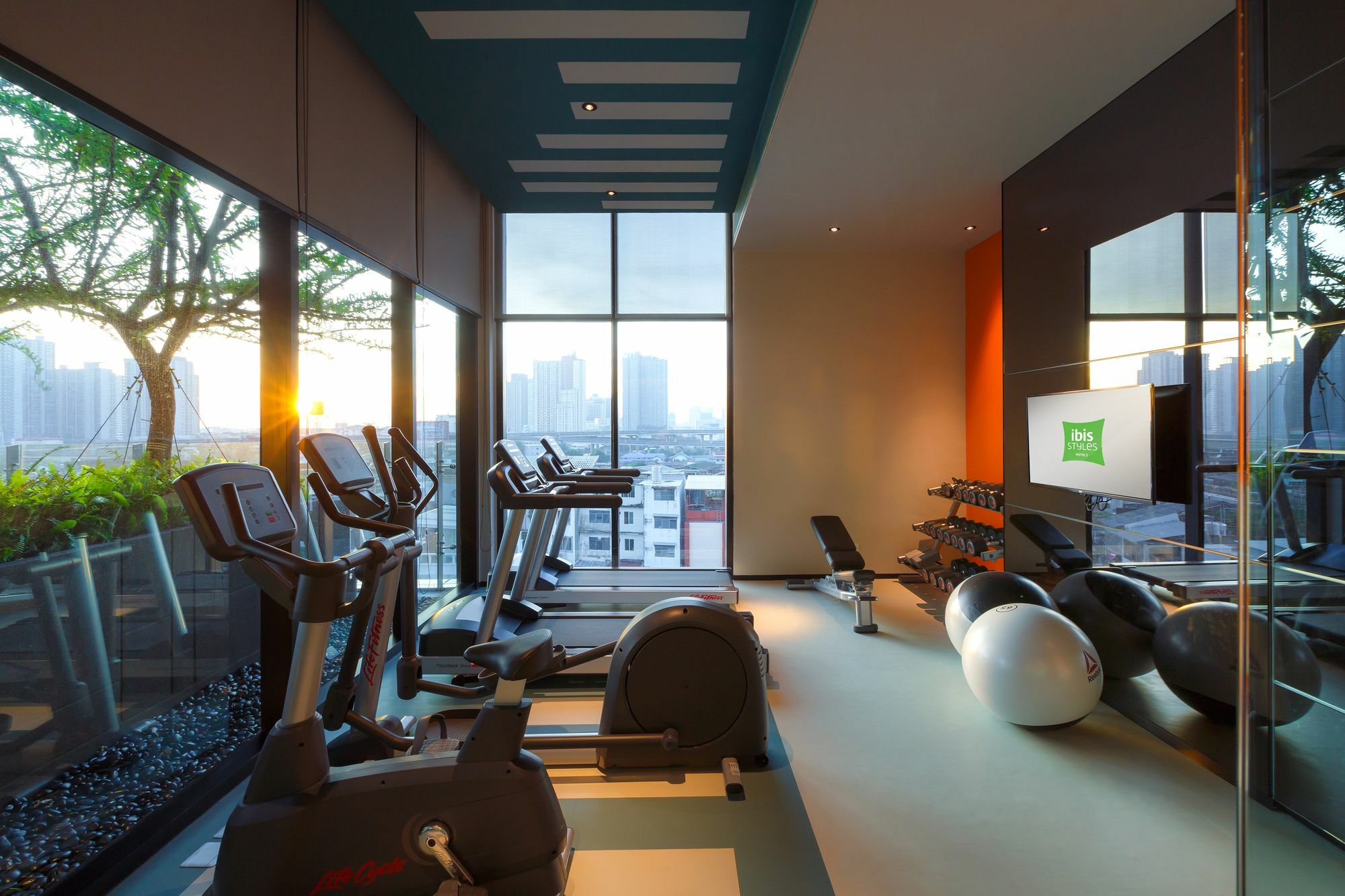 होटल Ibis Styles Sukhumvit Phra Khanong 4*